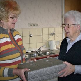 Lieferung von Essen an Seniorin